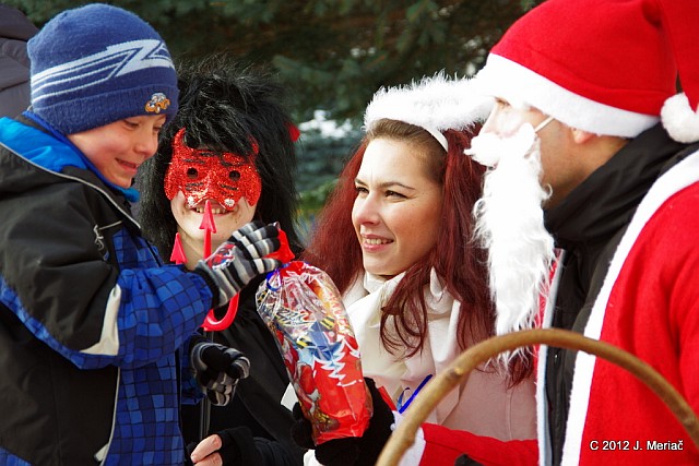 Vianočné trhy vo Valči prilákali mnohých.